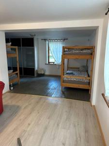 Pokój z 2 łóżkami piętrowymi i drewnianą podłogą w obiekcie Engure apartment "Big one" w mieście Engure