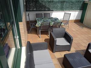 an outdoor patio with a table and chairs and a table and chairs at Apartamento L' Espumeru in Posada de Llanes