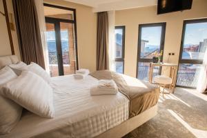 Postel nebo postele na pokoji v ubytování Bellevue Boutique Hotel