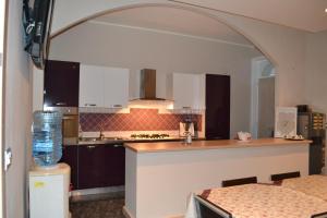 een keuken met een wastafel en een aanrecht bij B&B Relax in Porto Cesareo