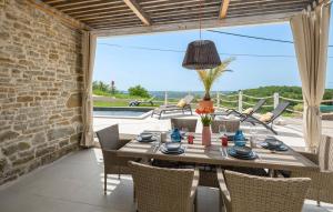 einen Tisch und Stühle auf einer Terrasse mit Meerblick in der Unterkunft Villa Carica in Krasica