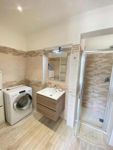 uma casa de banho com uma máquina de lavar roupa e um lavatório em Residenza Il Principe Bilocale 3, Centro em Parma