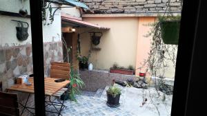 un patio al aire libre con mesa de madera y sillas en Historic Centre Premium Quality Lodging, en Quito