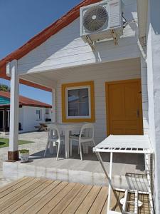 a patio with a table and chairs on a deck at La pinza bl am in El Palmar