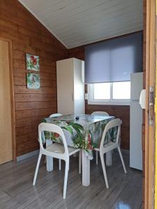 a dining room with a table and chairs at La pinza bl am in El Palmar