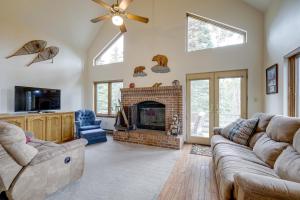 Cozy Beaver Retreat with Fireplace and Deck! tesisinde bir oturma alanı