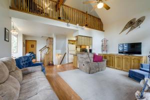 Cozy Beaver Retreat with Fireplace and Deck! tesisinde bir oturma alanı