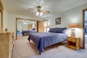 Un pat sau paturi într-o cameră la Cozy Beaver Retreat with Fireplace and Deck!
