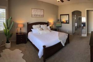 une chambre avec un grand lit avec des draps et des oreillers blancs dans l'établissement The Oasis -Heated pool and games, à Liberty 46 autres photos