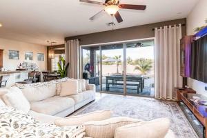 - un salon avec un canapé blanc et un ventilateur de plafond dans l'établissement The Oasis -Heated pool and games, à Liberty