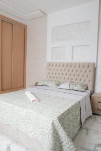 - une chambre avec un grand lit et une tête de lit dans l'établissement Ayour appartement, à Azrou