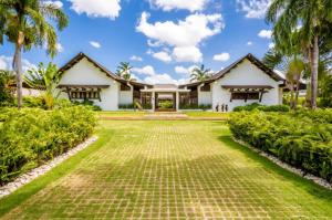 une maison avec une allée bordée de palmiers dans l'établissement Sunny Vacation Villa No 57, à San Rafael del Yuma