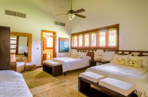 - une chambre avec 2 lits et un ventilateur de plafond dans l'établissement Sunny Vacation Villa No 57, à San Rafael del Yuma
