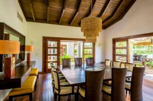 une salle à manger avec une grande table et des chaises dans l'établissement Sunny Vacation Villa No 57, à San Rafael del Yuma