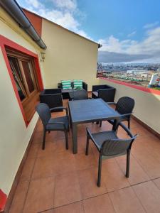 拉科魯尼亞的住宿－Terraza Mirador，大楼内的阳台配有桌椅