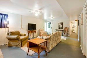 uma sala de estar com dois sofás e uma televisão em Lexington Apt Rental Near VA Military Institute! em Lexington