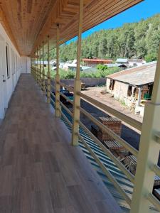 een uitzicht vanaf de binnenkant van een gebouw met houten vloeren bij Villas la Quinta (etapa Aserradero) in Creel