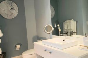 bagno con lavandino, servizi igienici e specchio di Gorgeous Upscale Condo in the Middle of Brickell a Miami