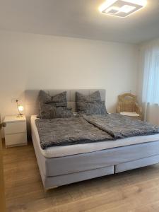 1 cama grande en un dormitorio con luz en Leicht en Münsingen
