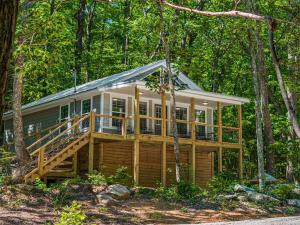 duży drewniany dom w lesie w obiekcie The Otter Box Cabin - 92 Acres Beside DeSoto State Park w mieście Fort Payne