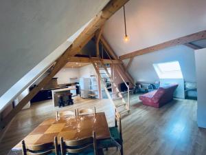 a room with a dining table and a living room at Studio à la ferme 