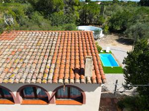 una vista aérea de una casa con techo de baldosa en Unik Vacation La Noguera Rural Valls, en Valls
