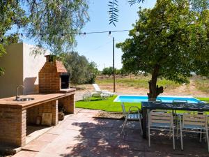 un patio con mesa, sillas y piscina en Unik Vacation La Noguera Rural Valls, en Valls