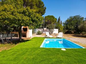 una piscina en un patio con sillas y un árbol en Unik Vacation La Noguera Rural Valls, en Valls