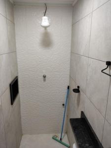 bagno con doccia e spazzolone di Condomínio DINASEG a Rio Branco