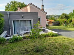 een klein huis met een tuin ervoor bij Le Chantoiseau in Unieux