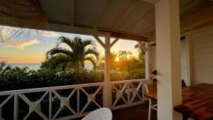 Ein Balkon oder eine Terrasse in der Unterkunft La Belle Vue - Grand studio vues mer et accès plages