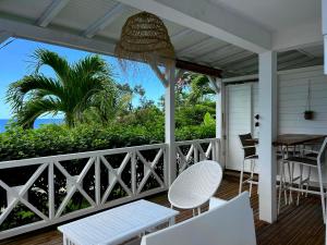 Ein Balkon oder eine Terrasse in der Unterkunft La Belle Vue - Grand studio vues mer et accès plages