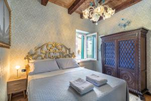 1 dormitorio con 1 cama con 2 toallas en b&b casa largo la piazzola, en Vittorio Veneto