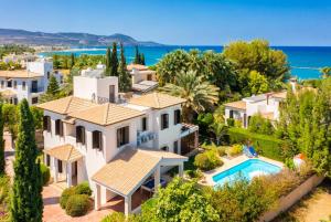 eine Luftaufnahme einer Villa mit Swimmingpool in der Unterkunft Villa Iliana in Polis Chrysochous