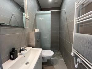 Koupelna v ubytování D58 Superior Apartments in the city center + 24 fotografií