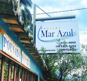 Una señal para un hombre azul en el lado de un edificio en Pousada Mar Azul, en Paraty