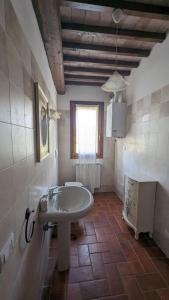モンテプルチャーノにあるCasa Vacanze Il Faggioのバスルーム(白い洗面台、窓付)