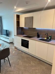 Kuchyň nebo kuchyňský kout v ubytování Stunning One Bedroom Apartment