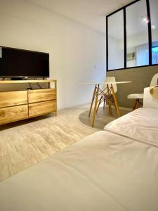 HART - Studio Patio Bullrich في بوينس آيرس: غرفة نوم بسرير وتلفزيون بشاشة مسطحة