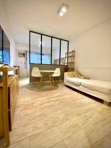 HART - Studio Patio Bullrich في بوينس آيرس: غرفة مع طاولة وكراسي وسرير