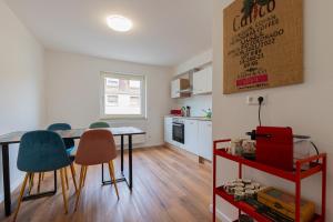 cocina con mesa y sillas en una habitación en FLAIR: Ruheoase vor der Stadt en Mannheim