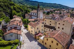 una vista aérea de un pueblo con edificios y una iglesia en b&b casa largo la piazzola, en Vittorio Veneto