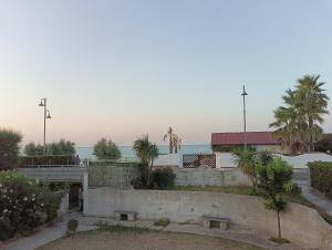 osoba stojąca na szczycie budynku blisko oceanu w obiekcie Casa a 20 metri dal mare! w mieście Fossacesia
