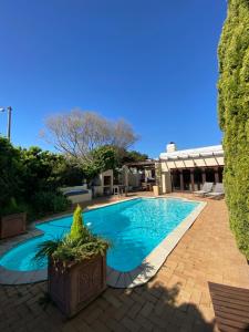 une piscine au milieu d'une cour dans l'établissement @Leisure Guest Suite, à Stellenbosch