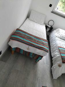 a small bedroom with two beds and a window at Au petit bonheur chez l'habitant in Ferques