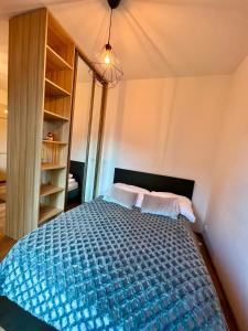 1 dormitorio con 1 cama con edredón azul en Browary Warszawskie by Country 2 Country, en Varsovia