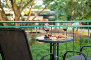 uma mesa com dois copos de vinho e um prato de comida em Summer Specials! 800 M to Samara Beach! Outdoor Workspace em Sámara