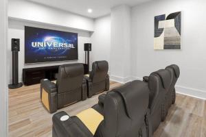 uma sala de estar com uma televisão de ecrã plano e cadeiras pretas em Charming 7-Bedroom Southampton Compound em Southampton