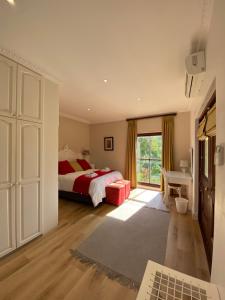 une chambre avec un lit, un bureau et une fenêtre dans l'établissement @Leisure Guest Suite, à Stellenbosch 26 autres photos