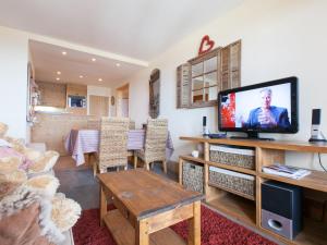 a living room with a tv and a table at Appartement Avoriaz, 4 pièces, 6 personnes - FR-1-314-195 in Morzine